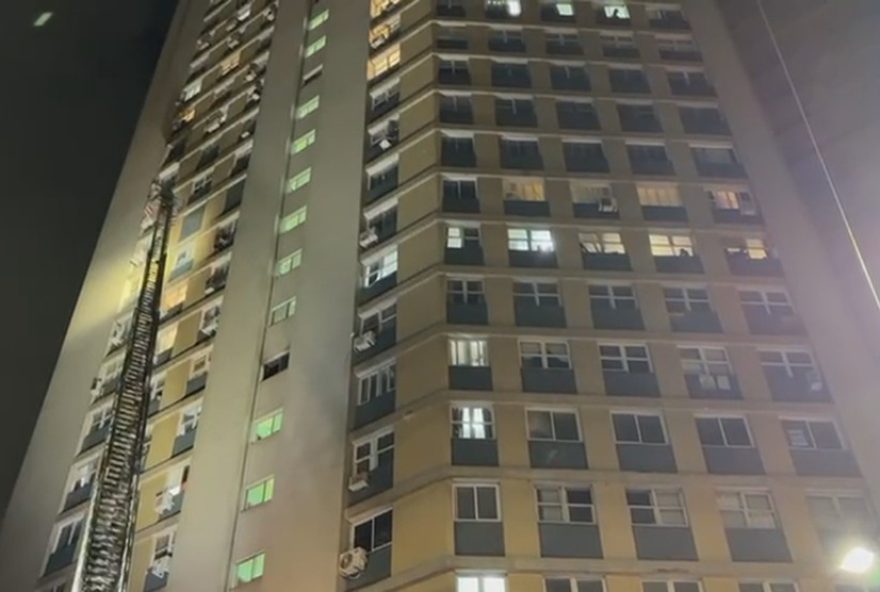 incendio-em-predio-de-22-andares-no-centro-historico-de-porto-alegre3A-bombeiros-controlam-fogo incendio-em-predio-de-22-andares-no-centro-historico-de-porto-alegre3A-bombeiros-controlam-fogo