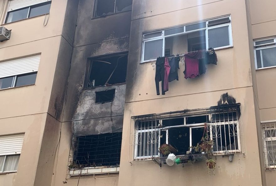 incendio-em-predio-de-porto-alegre3A-velas-causam-tragedia-com-vitimas-e-comocao