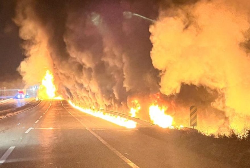 incendio-em-reboque-de-caminhao-causa-congestionamento-na-fernao-dias-em-careacu2C-mg