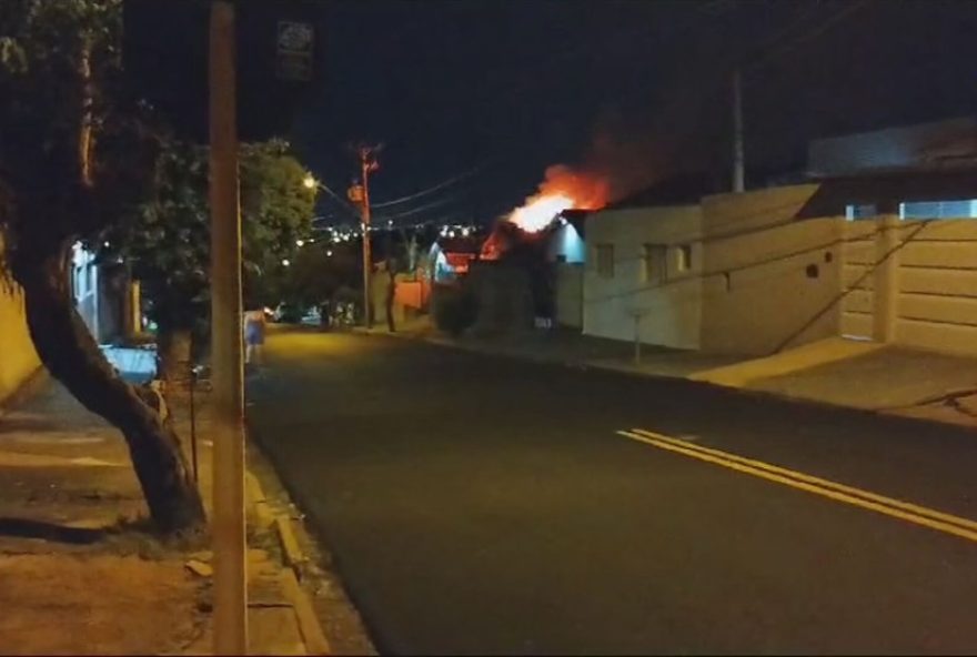 incendio-em-residencia-no-nucleo-beija-flor2C-bauru-sp3A-moradora-ferida-e-investigacao-em-andamento