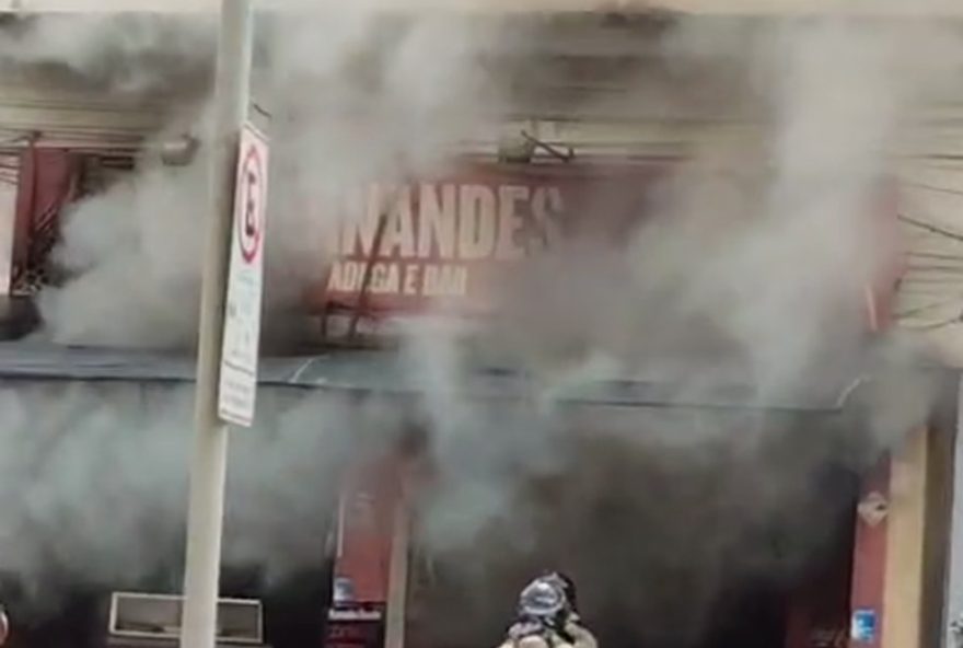 incendio-em-restaurante-no-catete-mobiliza-bombeiros-e-moradores3A-veja-os-detalhes
