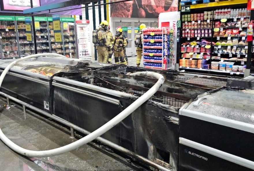 incendio-em-setor-de-congelados-causa-alvoroco-em-supermercado-de-uberlandia3A-entenda-as-causas-e-desdobramentos