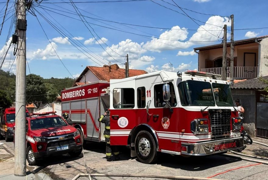 incendio-em-sobrado-na-zona-sul-de-sao-jose-dos-campos3A-bombeiros-agem-rapidamente incendio-em-sobrado-na-zona-sul-de-sao-jose-dos-campos3A-bombeiros-agem-rapidamente