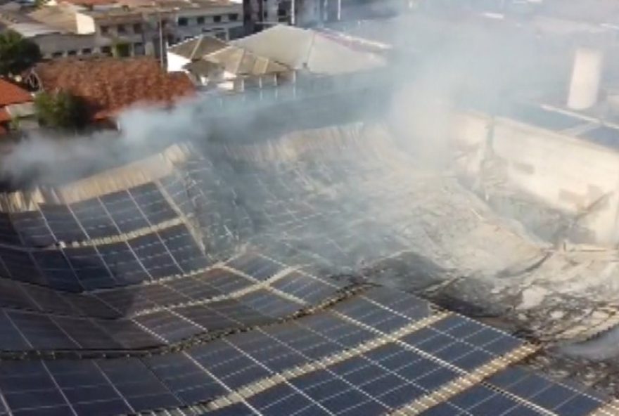 incendio-em-supermercado-de-cambe-mobiliza-bombeiros-por-mais-de-12-horas incendio-em-supermercado-de-cambe-mobiliza-bombeiros-por-mais-de-12-horas