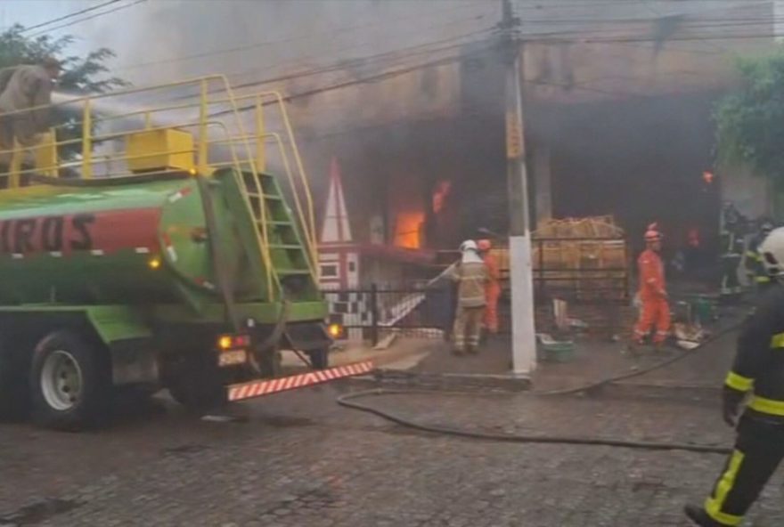 incendio-em-supermercado-de-itambe-mobiliza-bombeiros-de-pe-e-pb3A-imagens-e-esforcos-para-conter-as-chamas