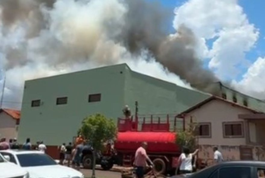 incendio-em-supermercado-de-morro-agudo-sp3A-equipe-acao-rapida-evita-tragedia incendio-em-supermercado-de-morro-agudo-sp3A-equipe-acao-rapida-evita-tragedia