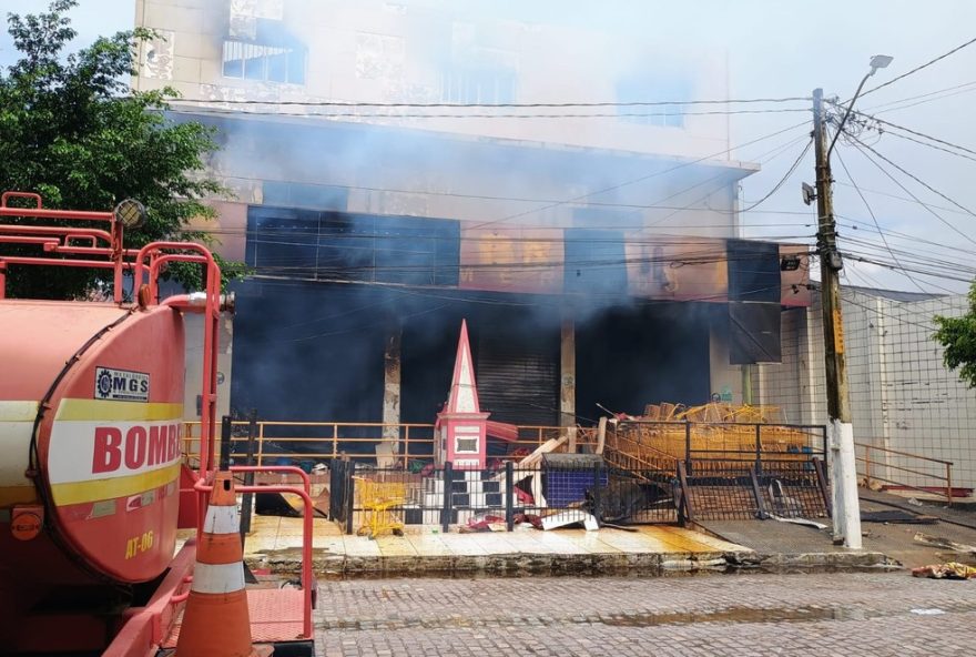incendio-em-supermercado-na-divisa-entre-pb-e-pe-dura-mais-de-12-horas3A-estrutura-pode-colapsar2C-alerta-defesa-civil