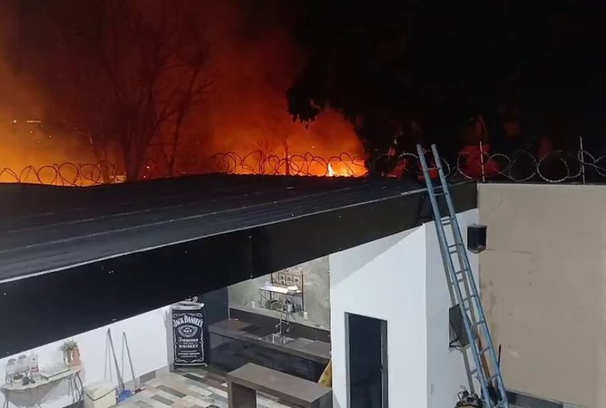 incendio-em-terreno-baldio-em-contagem-mobiliza-bombeiros3A-moradores-temem-risco-as-casas