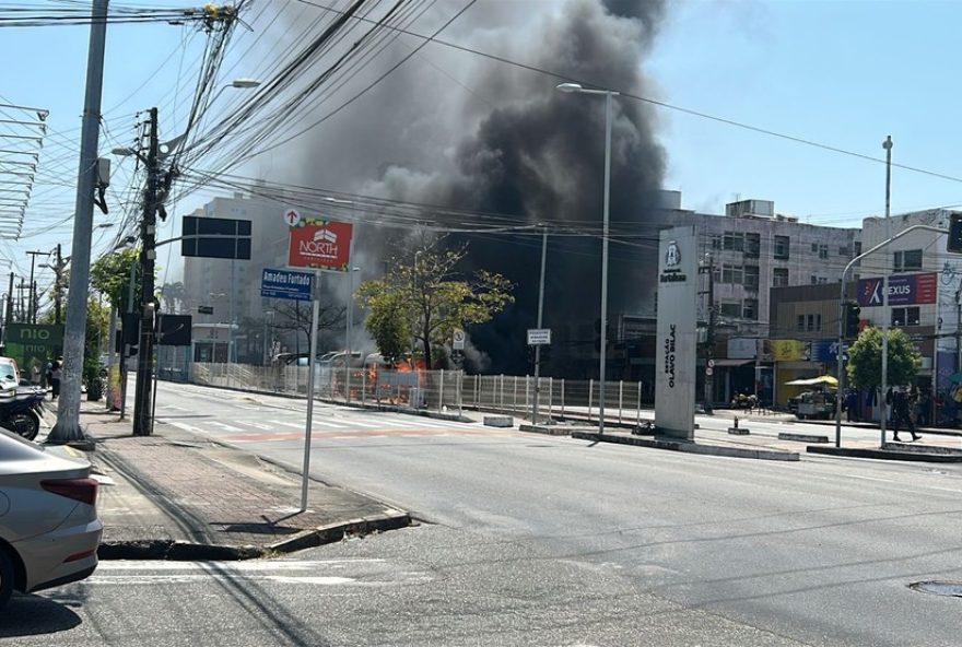 incendio-em-topic-de-caucaia-na-bezerra-de-menezes3A-sem-feridos-e-acao-rapida-das-autoridades
