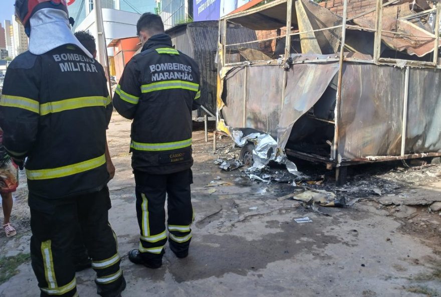 incendio-em-trailer-no-renascenca2C-sao-luis3A-bombeiros-controlam-fogo.-trailer-de-comidas-e-bebidas-destruido-sem-feridos
