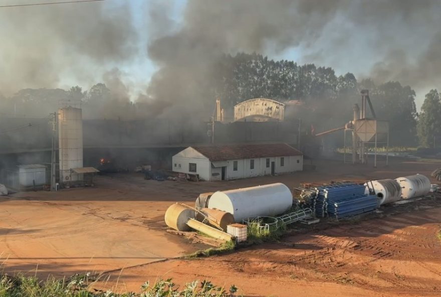 incendio-em-tupa3A-bombeiros-usam-300-mil-litros-de-agua-para-conter-fogo-em-galpao-de-amendoim