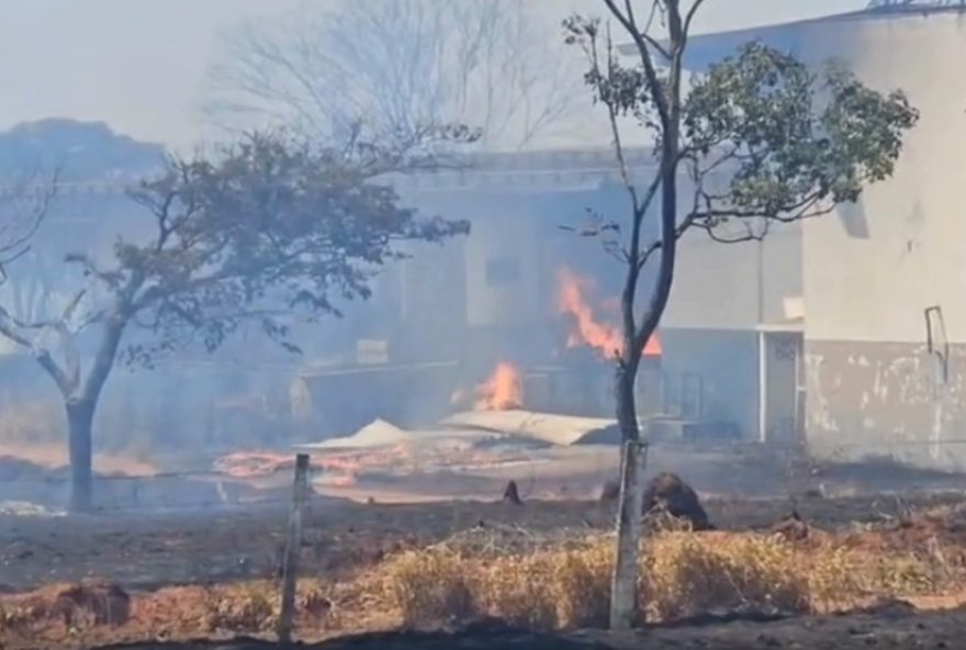 incendio-em-vegetacao-atinge-imovel-e-moradores-evacuam-casas-em-uberlandia3A-assista-ao-video