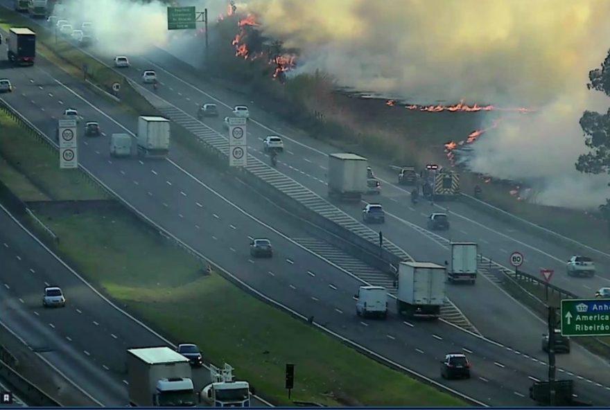 incendio-em-vegetacao-na-rodovia-dom-pedro-i-gera-cortina-de-fumaca-em-campinas3A-equipes-trabalham-no-controle-das-chamas-no-km-137