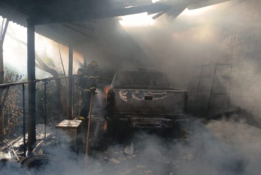 incendio-em-veiculo-mobiliza-bombeiros-em-bocaiuva3A-causas-desconhecidas