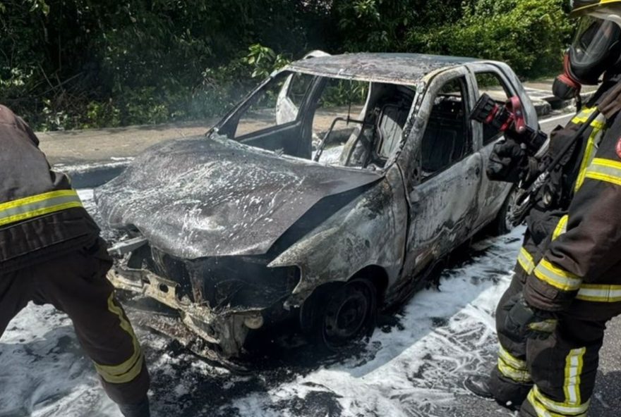 incendio-em-veiculo-na-avenida-jacira-reis-em-manaus3A-bombeiros-controlam-chamas-sem-vitimas incendio-em-veiculo-na-avenida-jacira-reis-em-manaus3A-bombeiros-controlam-chamas-sem-vitimas