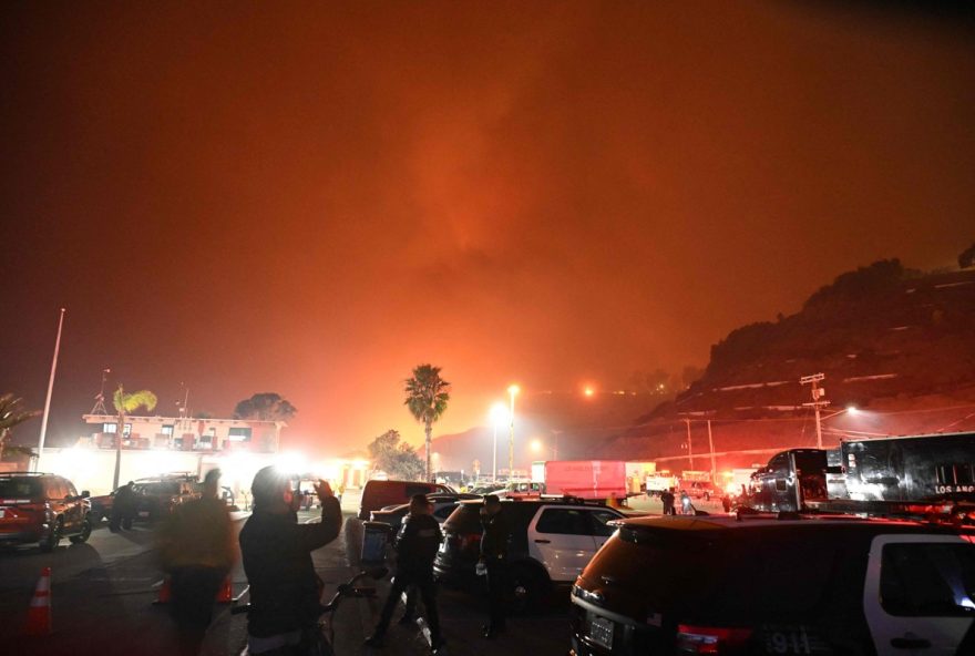 incendio-florestal-cresce2C-causa-panico-em-suburbio-de-los-angeles-e-alerta-de-evacuacao-em-massa3B-veja-fotos