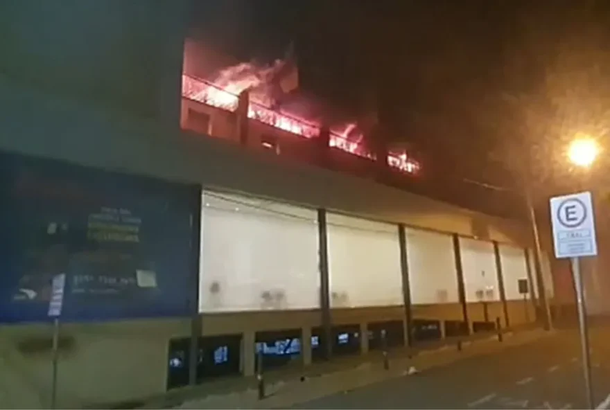 Após 30 horas de trabalho, bombeiros controlam incêndio em depósito de supermercado