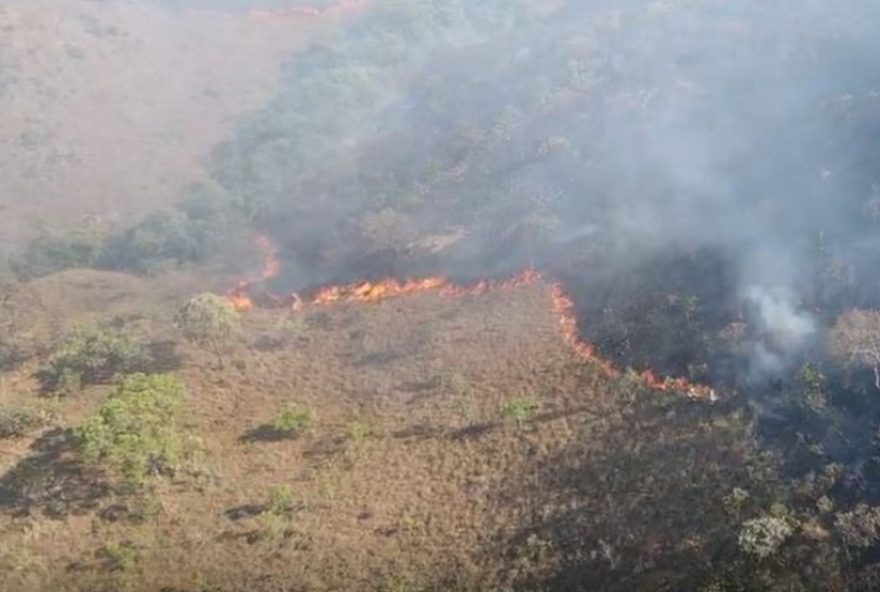incendio-na-chapada-dos-veadeiros3A-equipes-enfrentam-desafios-em-combate-as-chamas-que-ja-duram-mais-de-60-horas