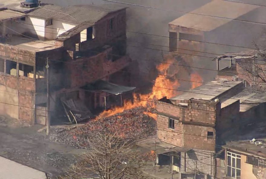 incendio-na-favela-de-iraja-resulta-na-morte-de-19-animais-e-tres-pessoas3A-tragedia-impacta-comunidade-e-servicos-publicos incendio-na-favela-de-iraja-resulta-na-morte-de-19-animais-e-tres-pessoas3A-tragedia-impacta-comunidade-e-servicos-publicos