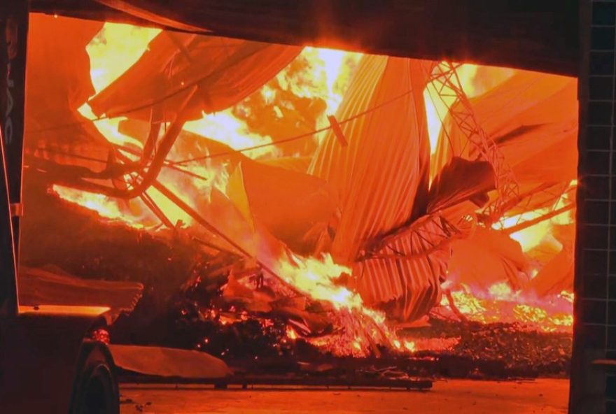 incendio-na-madeireira-flaviense-em-duque-de-caxias3A-comunidade-se-une-na-reconstrucao