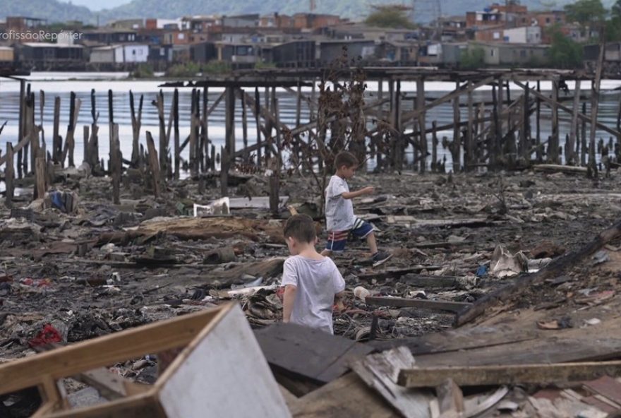 incendio-na-maior-favela-palafita-do-brasil3A-videos-e-fotos-mostram-desafios-apos-tragedia