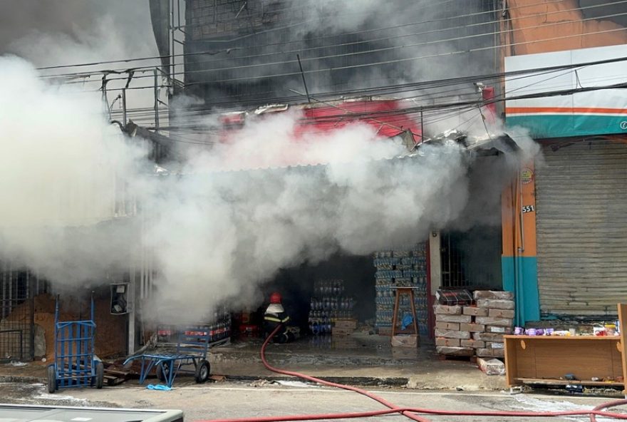 incendio-na-rua-do-fuxico-afeta-mais-de-10-estabelecimentos3A-bombeiros-atuam-por-mais-de-20-horas