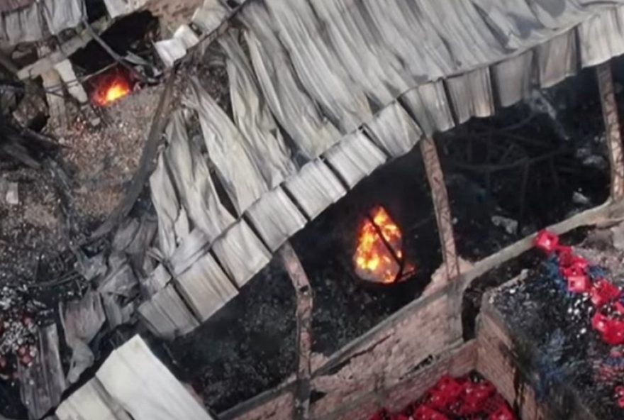 incendio-na-rua-do-fuxico-em-manaus3A-bombeiros-controlam-situacao2C-mas-ainda-ha-focos-de-calor.-populacao-pede-atencao-das-autoridades