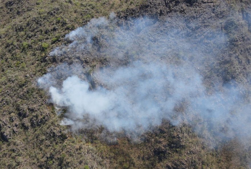 incendio-na-serra-de-sao-jose-em-minas-gerais-mobiliza-equipes-de-combate-pelo-terceiro-dia-consecutivo