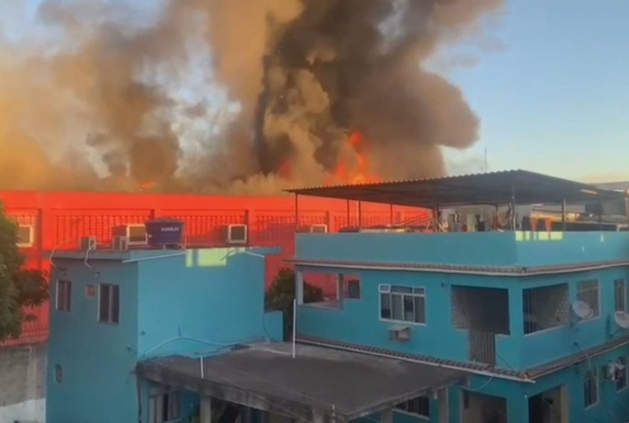 incendio-no-atacadao-de-duque-de-caxias3A-impactos-e-desafios-na-comunidade