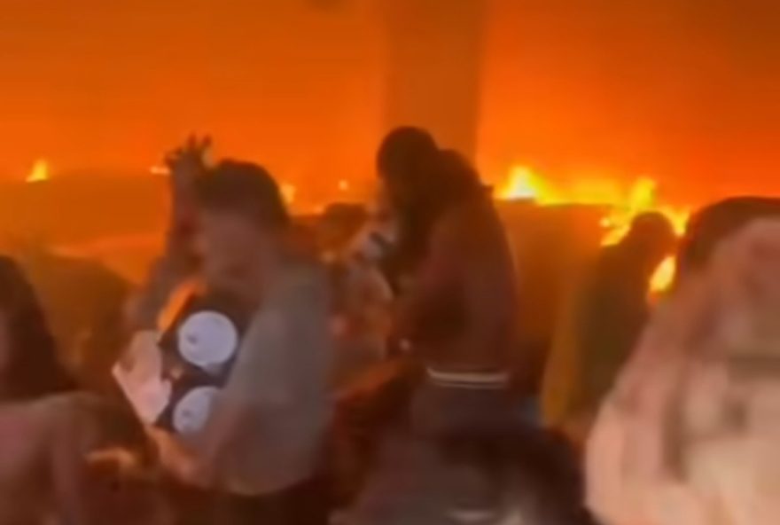 incendio-no-atacadao-tubarao-em-duque-de-caxias3A-autoridades-atuam-para-conter-a-situacao-e-evitar-saques