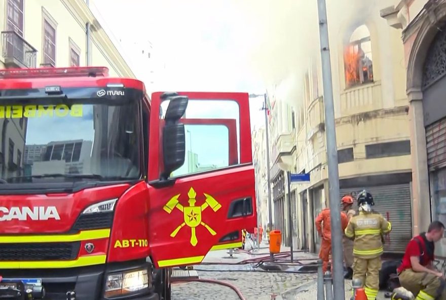 incendio-no-centro-do-rio-de-janeiro-mobiliza-corpo-de-bombeiros-e-interdita-rua-saiba-detalhes-e-medidas-de-seguranca