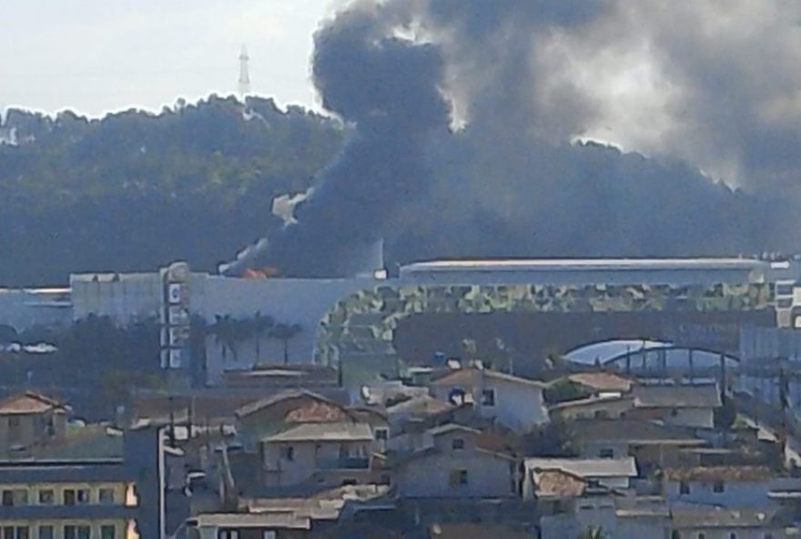 incendio-no-continente-shopping-em-florianopolis3A-bombeiros-controlam-fogo-em-exaustor