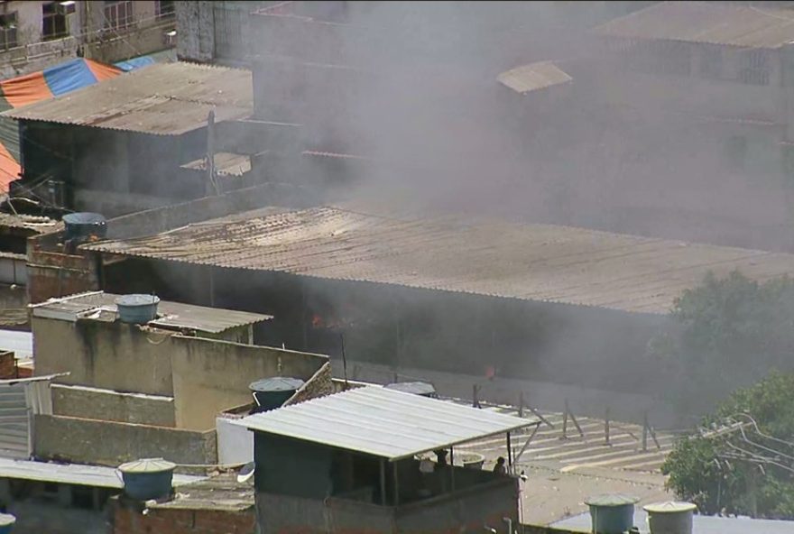 incendio-no-galpao-da-escola-de-samba-gato-de-bonsucesso-na-mare3A-moradores-unidos-no-combate-as-chamas incendio-no-galpao-da-escola-de-samba-gato-de-bonsucesso-na-mare3A-moradores-unidos-no-combate-as-chamas