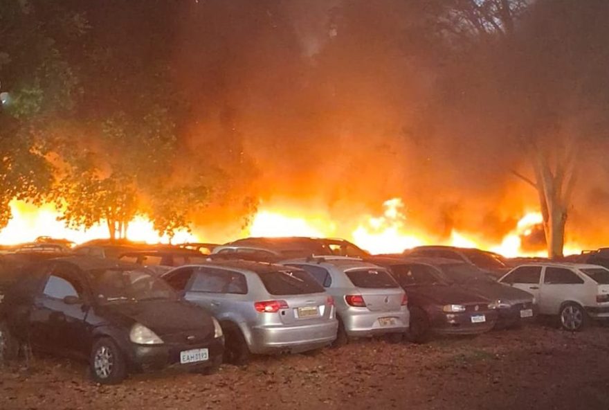 incendio-no-patio-de-veiculos-do-detran-em-jaboticabal-mobiliza-bombeiros-e-autoridades-em-acao-de-combate