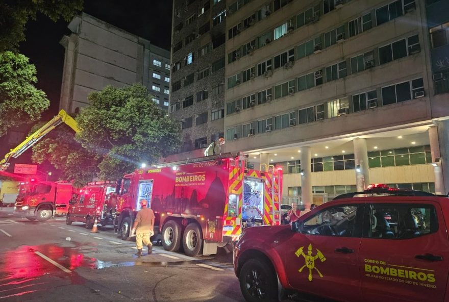 incendio-no-sexto-andar-do-predio-na-lapa2C-rio-de-janeiro3A-19-feridos2C-1-grave.-bombeiros-controlam-chamas-em-acao-rapida.-medidas-preventivas-em-destaque