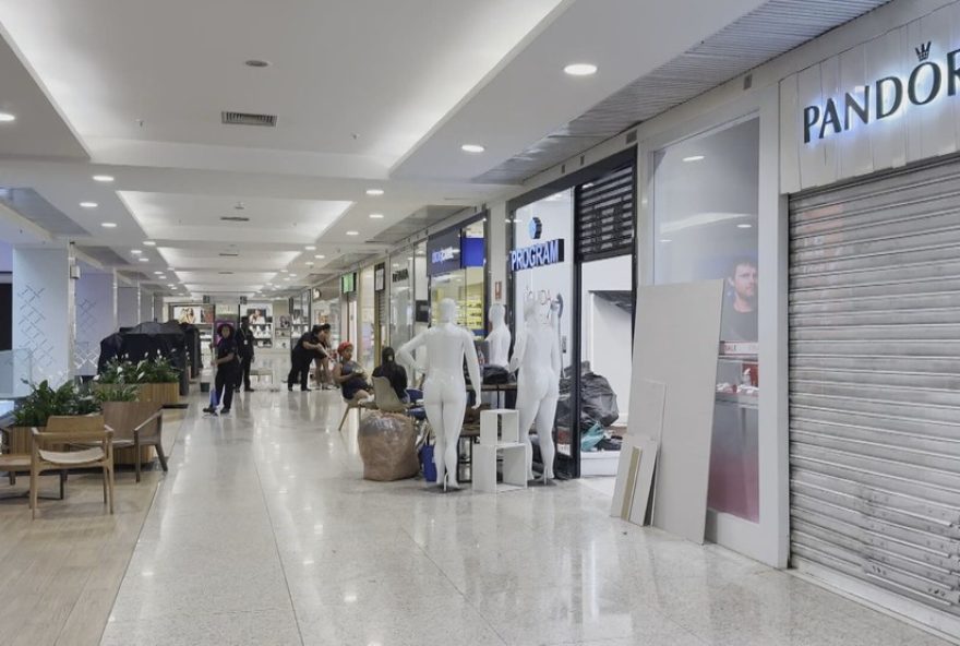 incendio-no-shopping-tijuca3A-clientes-e-lojistas-relatam-cheiro-de-fumaca-um-mes-apos-o-ocorrido incendio-no-shopping-tijuca3A-clientes-e-lojistas-relatam-cheiro-de-fumaca-um-mes-apos-o-ocorrido