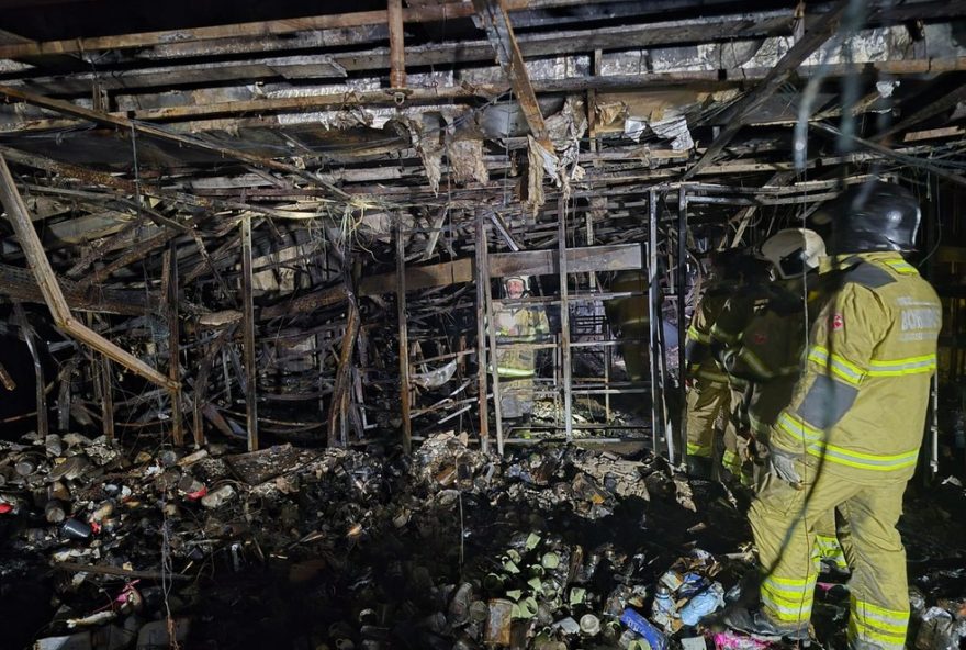 incendio-no-shopping-tijuca3A-equipamentos-de-seguranca-falharam2C-dizem-brigadistas incendio-no-shopping-tijuca3A-equipamentos-de-seguranca-falharam2C-dizem-brigadistas