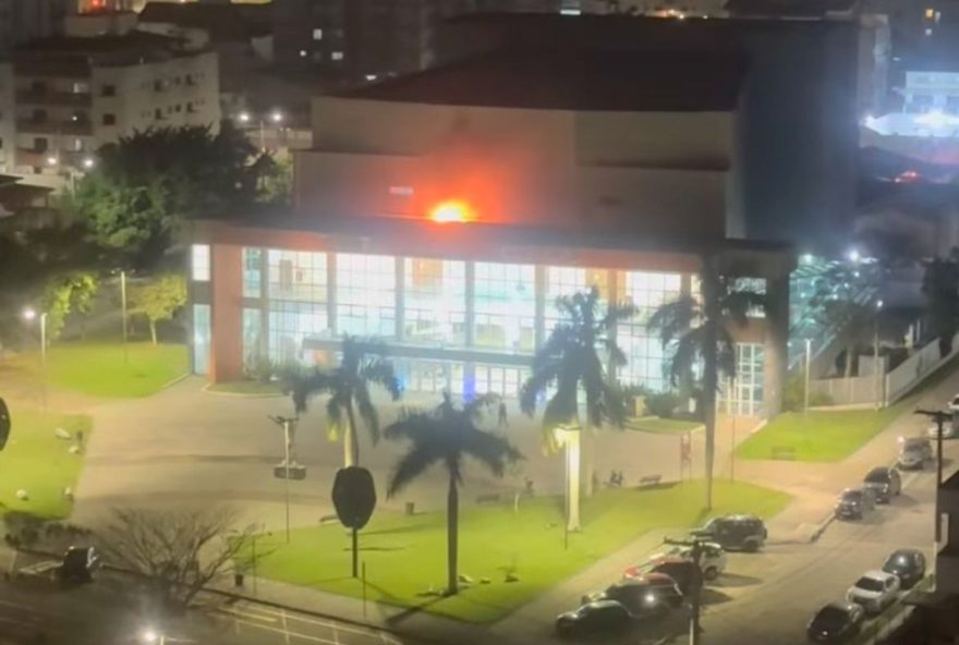 incendio-no-teatro-mario-covas-mobiliza-bombeiros-em-caraguatatuba3A-situacao-controlada-e-acoes-preventivas-em-destaque