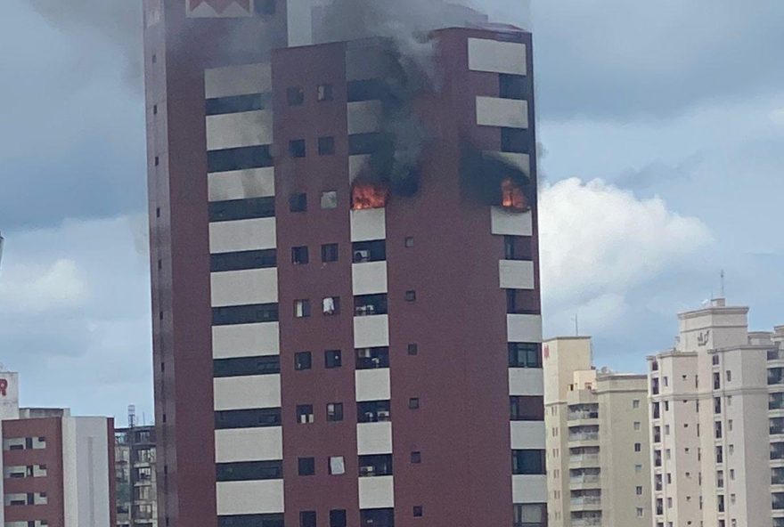 Chamas começaram no início desta tarde de quarta (21). Local foi evacuado. (Foto: Reprodução/Diário do Nordeste)