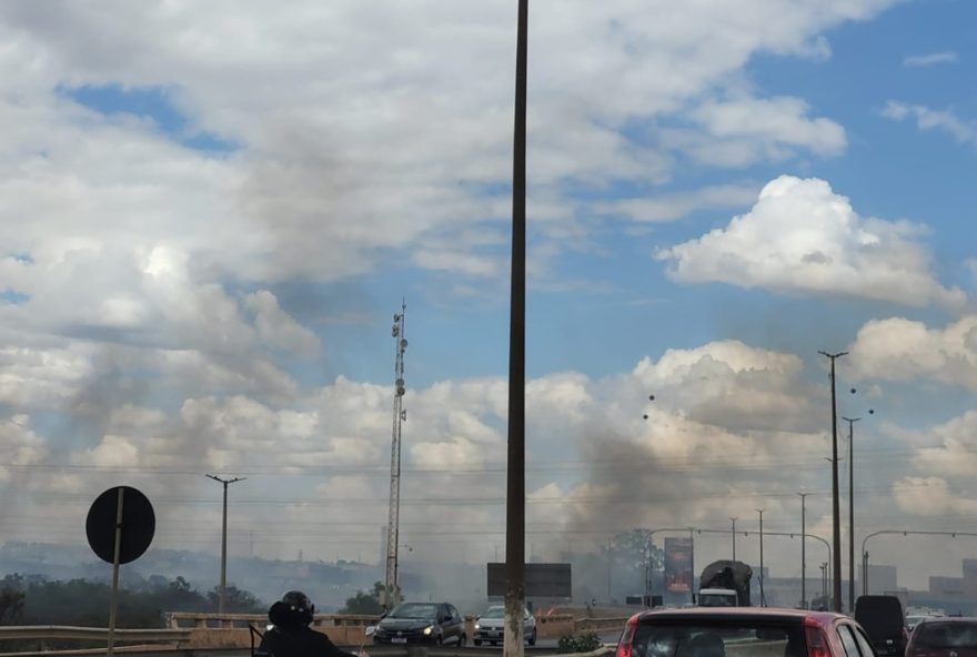incendio-proximo-a-via-estrutural-causa-transtornos-aos-motoristas3A-fumaca-prejudica-visibilidade-e-mobilidade.-acompanhe-as-atualizacoes