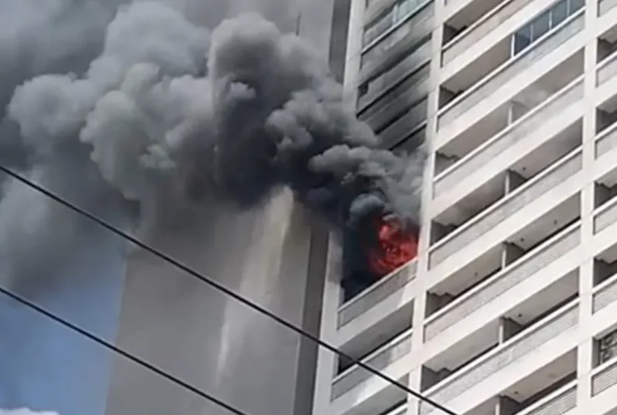 Incêndio começou no 17º andar. (Foto: Reprodução/Corpo de Bombeiros)