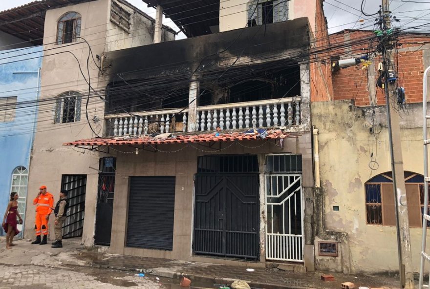 incendios-em-governador-valadares3A-adolescente-causa-fogo-em-casa-e-curto-circuito-atinge-residencia-no-bairro-santa-terezinha