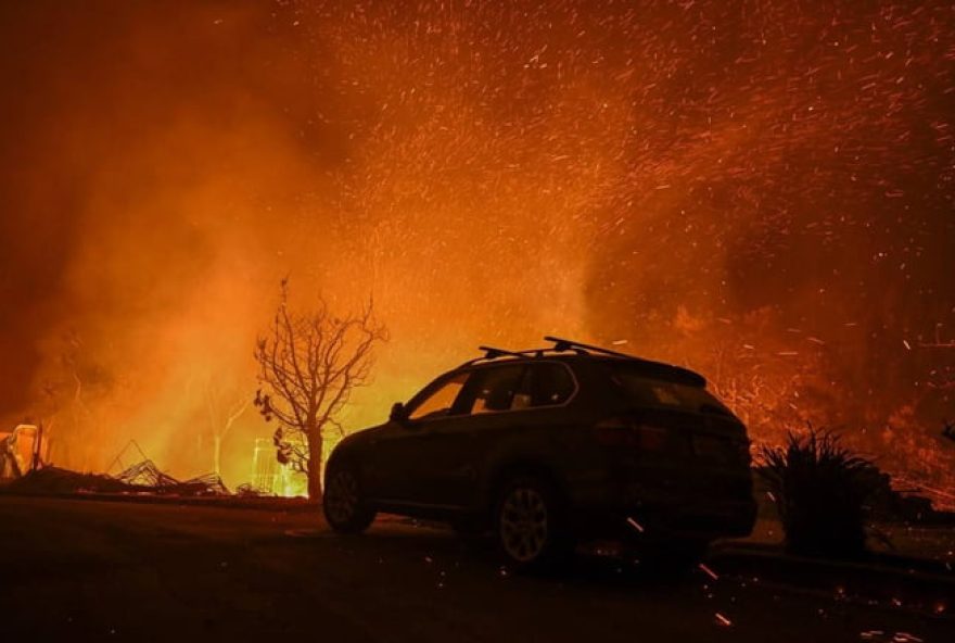 incendios-em-la3A-numero-de-mortos-sobe-para-243B-ventos-ameacam-alastrar-chamas