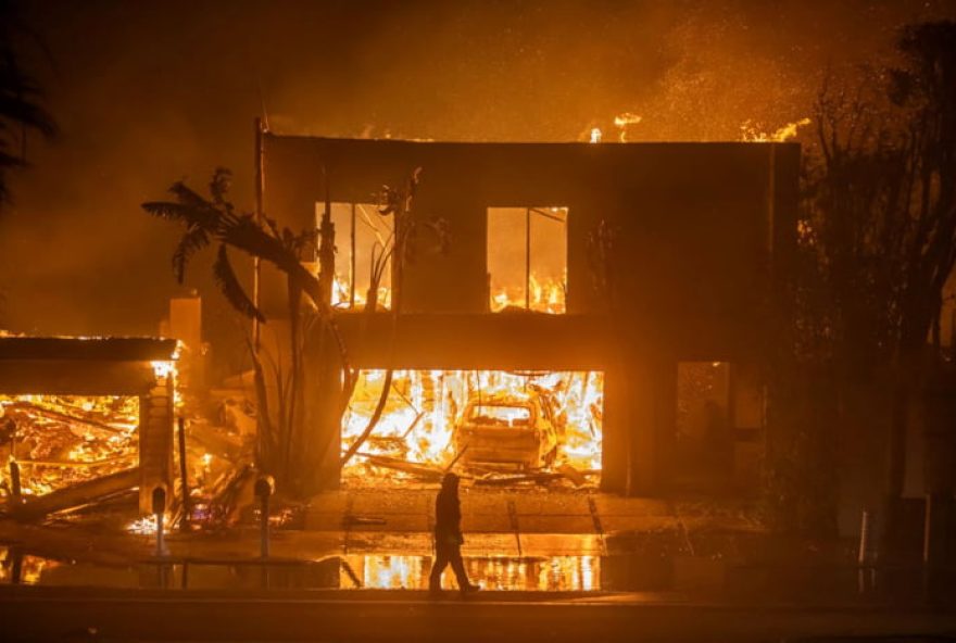 incendios-em-los-angeles3A-equipes-correm-contra-o-tempo-para-conter-chamas-e-ventos-fortes