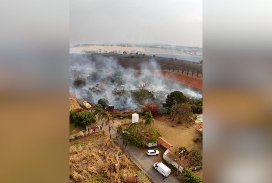 incendios-em-tiete3A-defesa-civil-mobilizada-para-combater-chamas-em-bairros