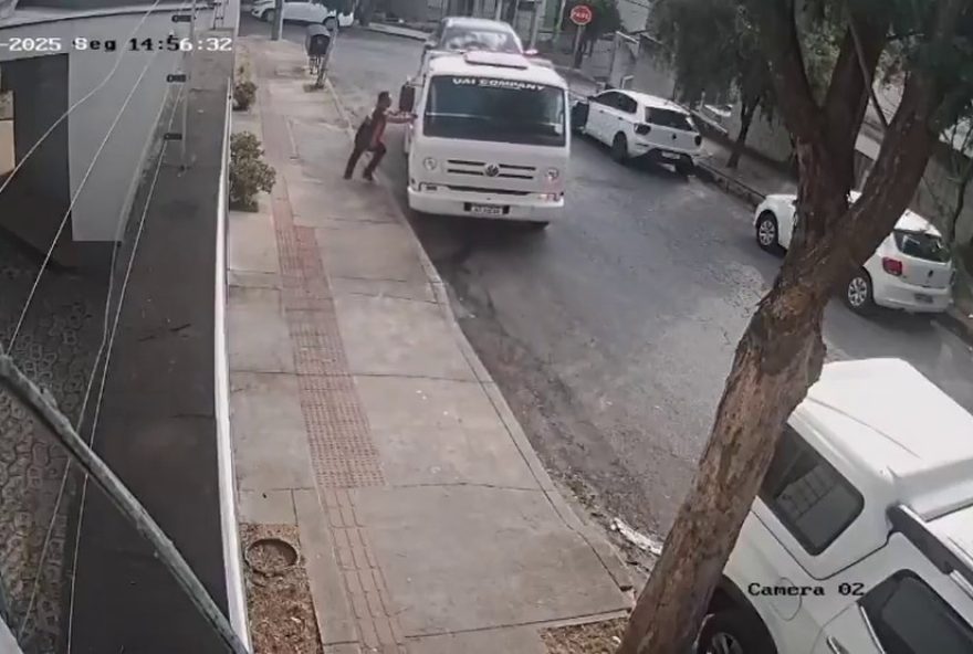 incidente-com-guincho-em-bh3A-veiculo-perde-freio-e-colide-em-muro-de-condominio