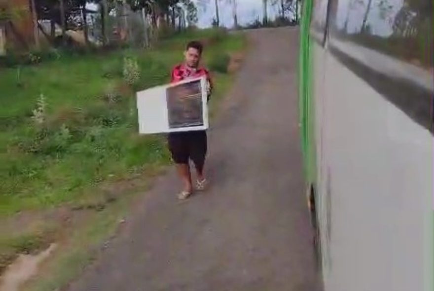 incidente-em-campinas3A-passageiro-pega-porta-de-onibus-que-caiu-na-rua