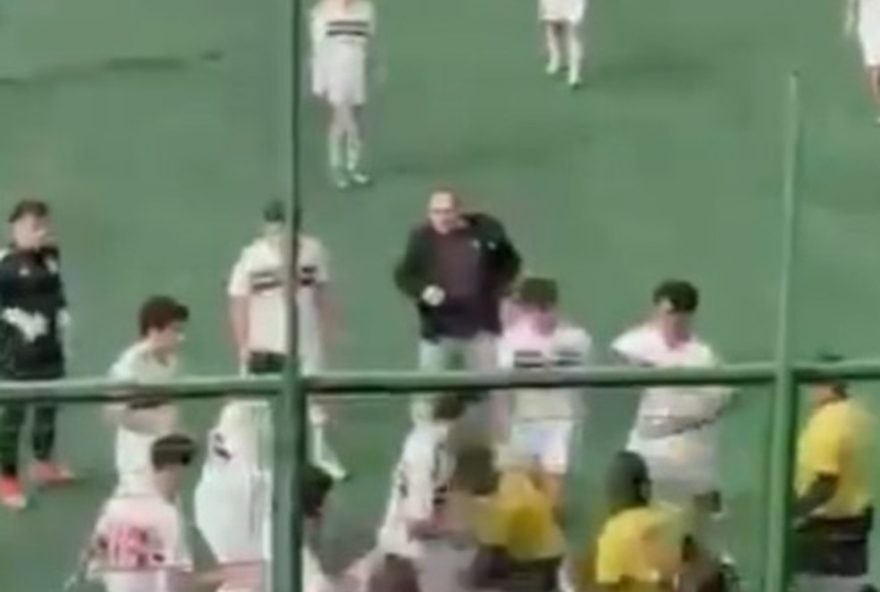 incidente-polemico-em-torneio-sub-17-do-sao-paulo3A-arbitro-entra-em-briga-com-jogadores