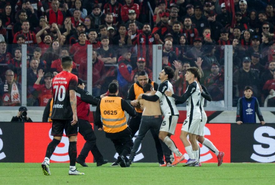 PR - CURITIBA - 27/08/2025 - COPA DO BRASIL 2025, ATHLETICO-PR X CORINTHIANS - Torcedor invade o gramado durante a partida entre Athletico-PR e Corinthians no estadio Arena da Baixada pelo campeonato Copa Do Brasil 2025. Foto: Robson Mafra/AGIF