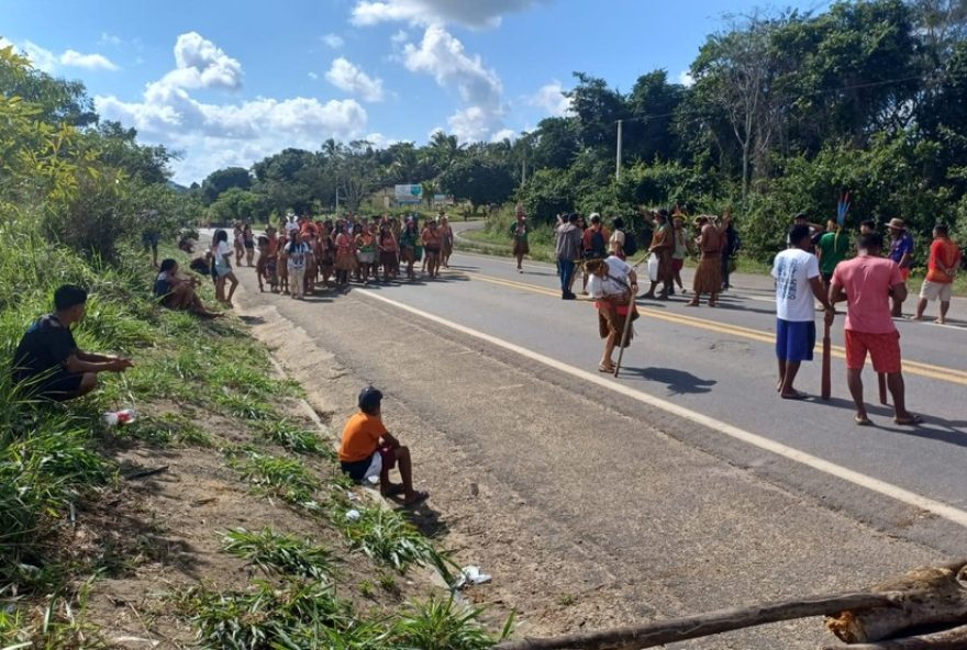 indigenas-bloqueiam-br-101-pedindo-soltura-de-cacique-preso-na-bahia